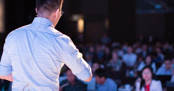What are the qualities of a successful business keynote speaker?